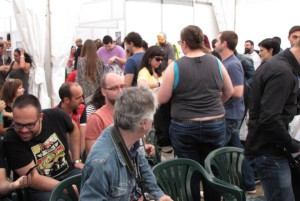 Momento en el que el público sale despavorido de la carpa para ir a la cola de la firma.