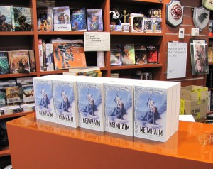 Ejemplares de Neimhaim lacrados en la librería Gigamesh, esperando a sus propietarios.
