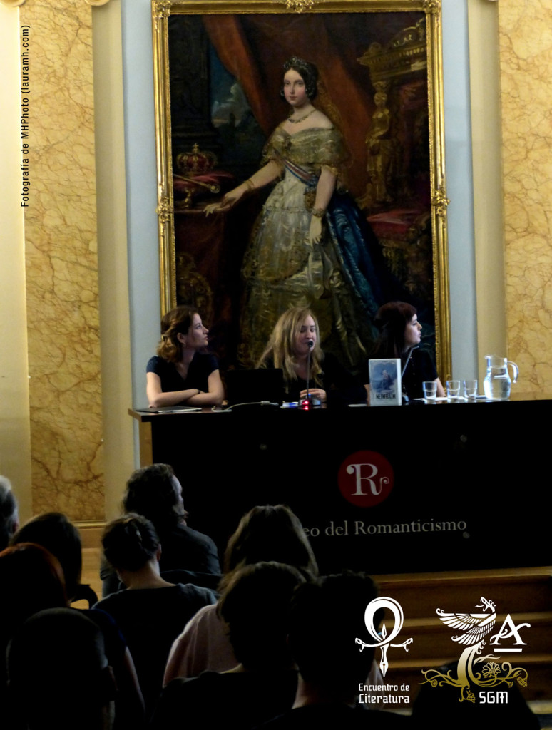 En un momento de la charla en la Semana Gótica de Madrid, junto a la ilustradora Vero Navarro, responble de la portada de Neimhaim, y la periodista Alicia Avilés.