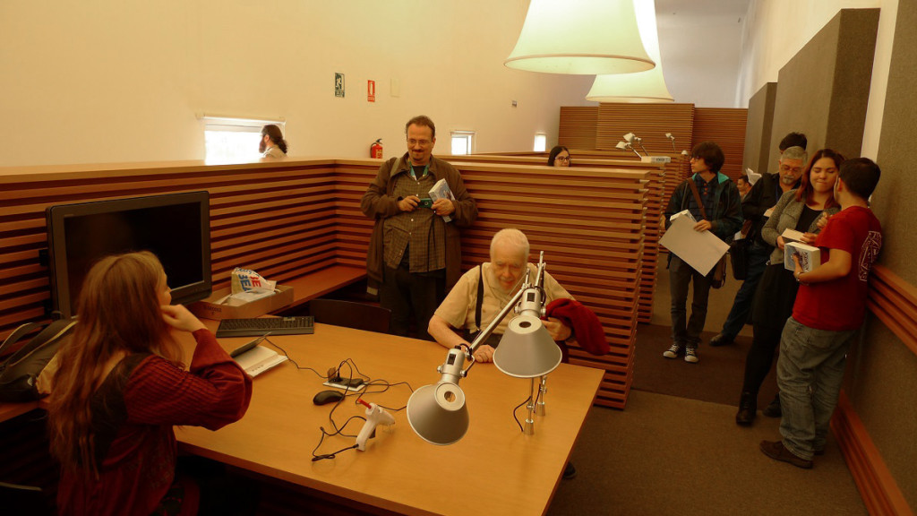 Firmando ejemplares tras la presentación.