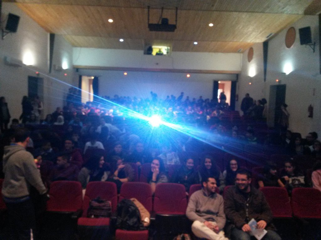 Casi 300 alumnos del I.E.S. La Cañuela reunidos en la presentación de Neimhaim en Yuncos (Toledo).